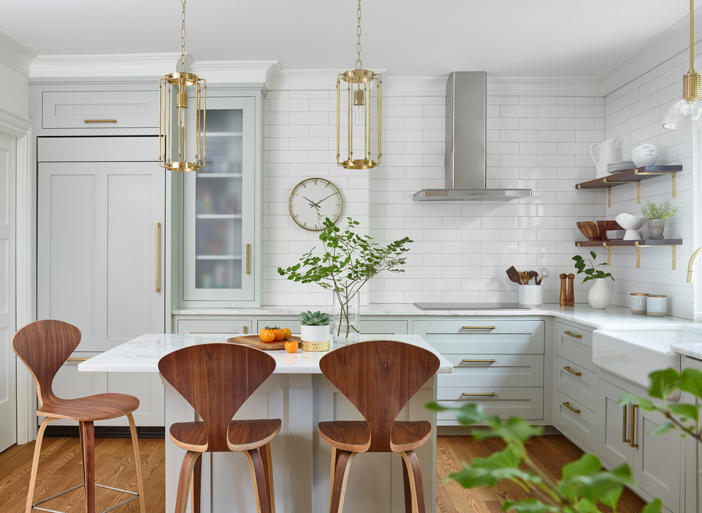 Idéer för mellanstora vintage vitt kök, med en rustik diskho, skåp i shakerstil, grå skåp, marmorbänkskiva, vitt stänkskydd, stänkskydd i keramik, integrerade vitvaror, mellanmörkt trägolv, en köksö och brunt golv