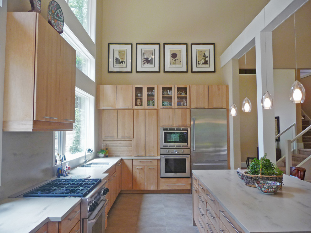 На фото: кухня в современном стиле с техникой из нержавеющей стали и окном