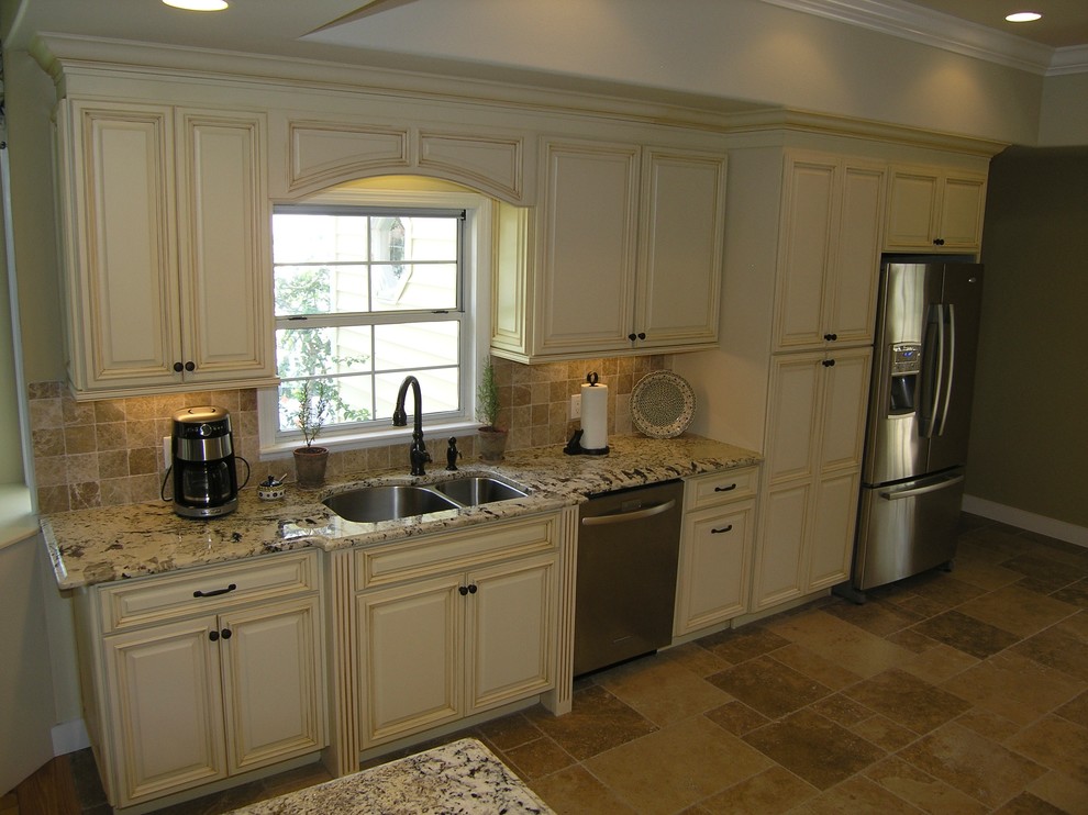 Idéer för att renovera ett stort vintage kök, med luckor med upphöjd panel, granitbänkskiva, beige stänkskydd, stänkskydd i stenkakel, rostfria vitvaror, en halv köksö, en enkel diskho, beige skåp och travertin golv