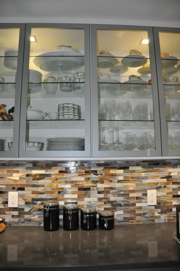 Bild på ett mellanstort funkis kök, med en rustik diskho, släta luckor, grå skåp, bänkskiva i koppar, flerfärgad stänkskydd, stänkskydd i stenkakel, rostfria vitvaror och en köksö