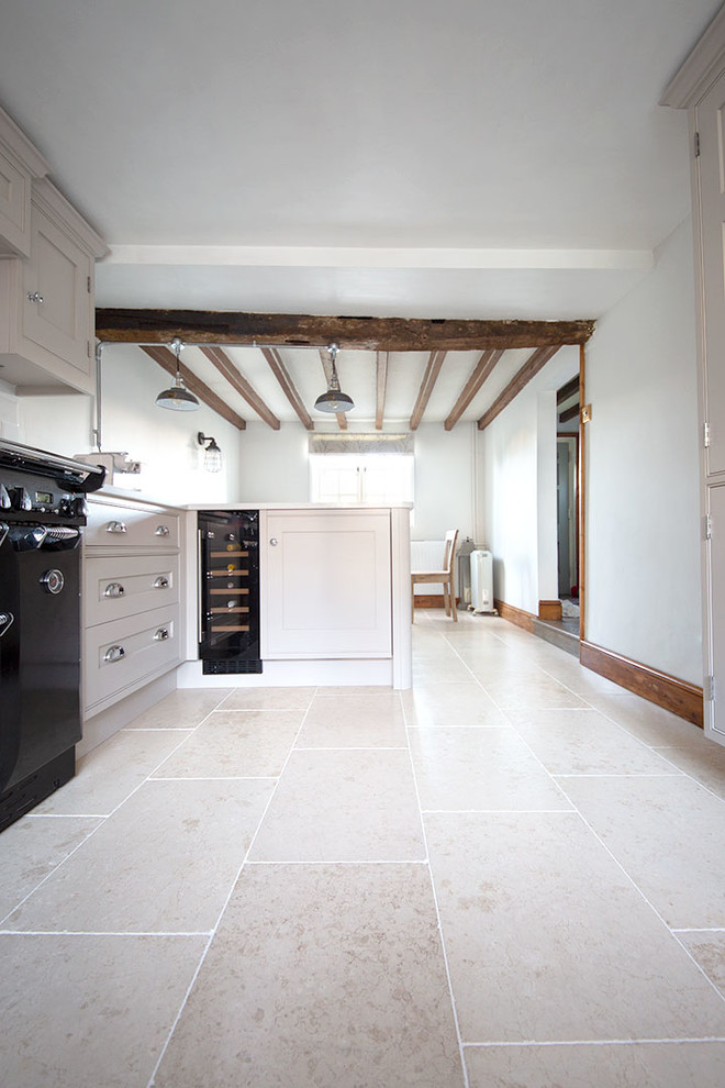 Modelo de cocina de estilo de casa de campo de tamaño medio con suelo de piedra caliza y suelo beige