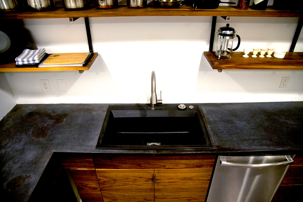 ボストンにあるインダストリアルスタイルのおしゃれなL型キッチン (ドロップインシンク、フラットパネル扉のキャビネット、中間色木目調キャビネット、シルバーの調理設備、塗装フローリング) の写真