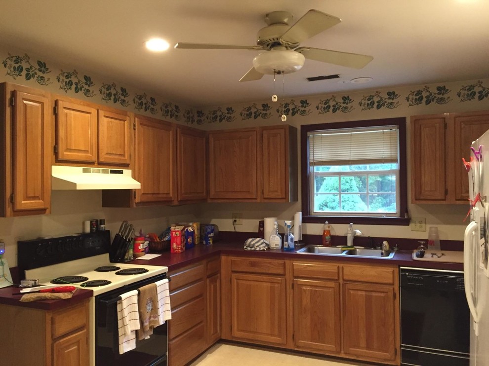 Bild på ett mellanstort vintage kök och matrum, med en undermonterad diskho, luckor med upphöjd panel, skåp i mellenmörkt trä, bänkskiva i kvarts, beige stänkskydd, stänkskydd i mosaik, laminatgolv och brunt golv