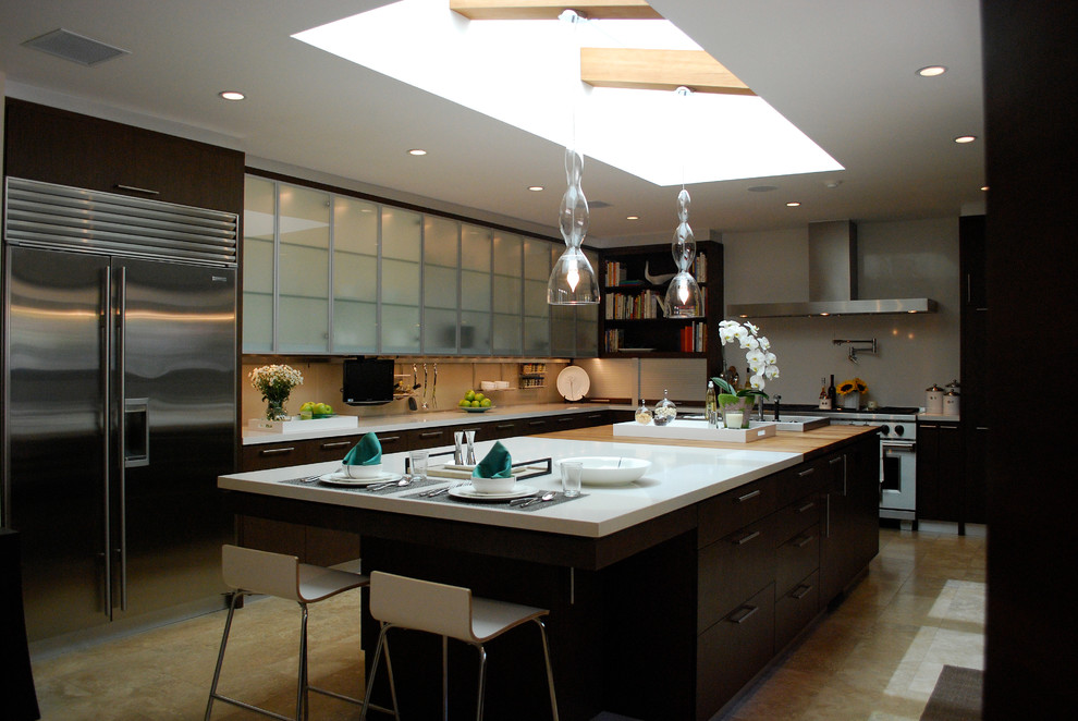 Esempio di un ampio cucina con isola centrale minimal con ante lisce, ante in legno bruno, top in quarzite, paraspruzzi con lastra di vetro e elettrodomestici in acciaio inossidabile