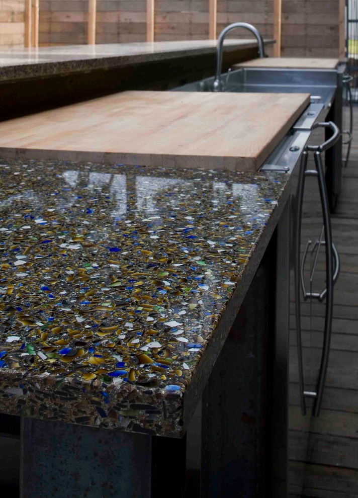 Rustikale Küche mit Arbeitsplatte aus Recyclingglas in Washington, D.C.