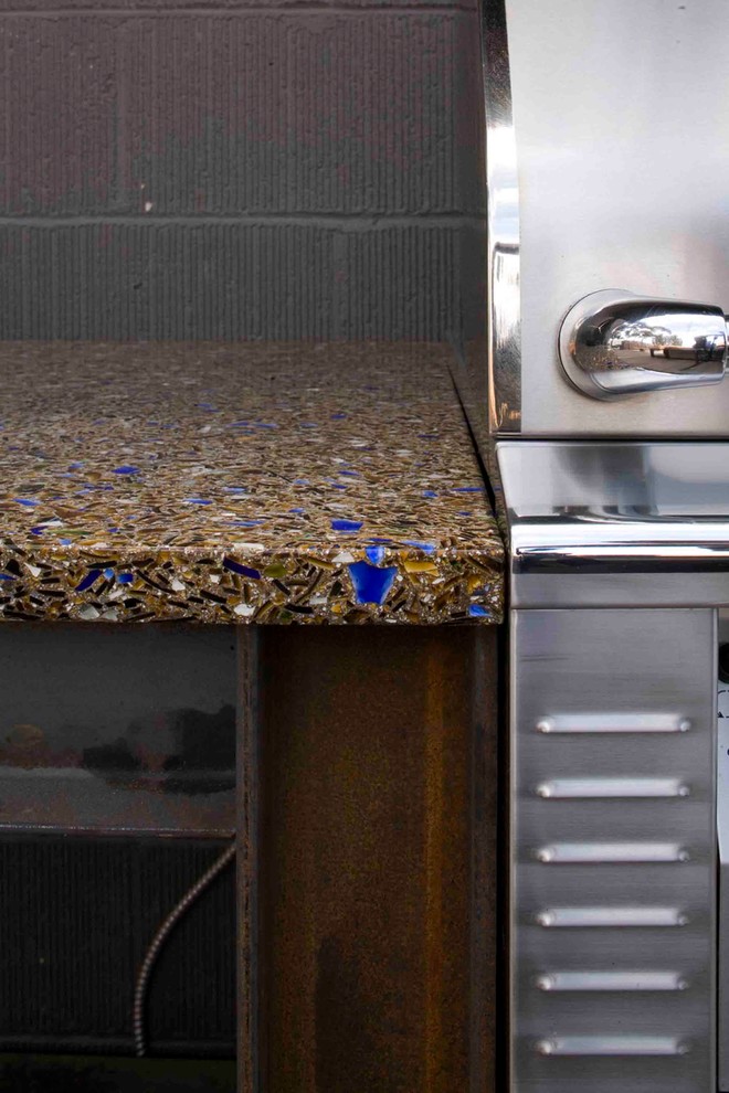Cette photo montre une cuisine montagne avec un plan de travail en verre recyclé.