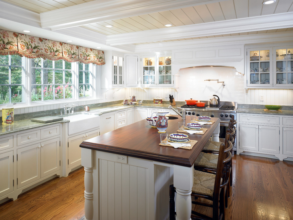 ボストンにある広いトラディショナルスタイルのおしゃれなキッチン (エプロンフロントシンク、インセット扉のキャビネット、白いキャビネット、御影石カウンター、白いキッチンパネル、サブウェイタイルのキッチンパネル、シルバーの調理設備、淡色無垢フローリング) の写真