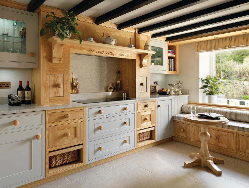 Exemple d'une cuisine américaine linéaire nature avec un placard avec porte à panneau encastré, des portes de placard beiges, une crédence beige et aucun îlot.