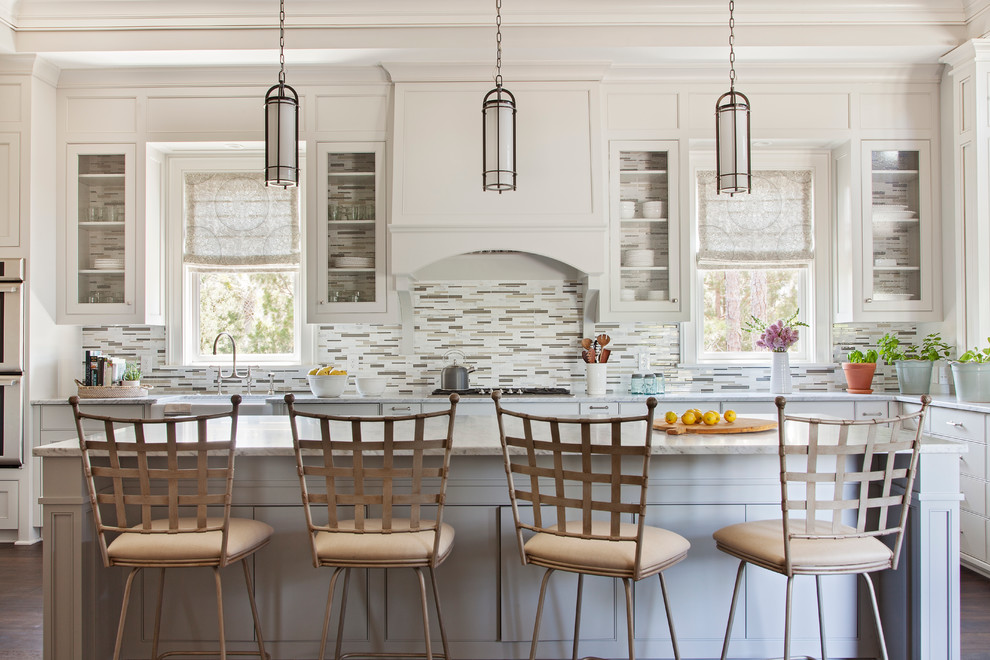 Klassische Küche mit Landhausspüle, Glasfronten, beigen Schränken, bunter Rückwand, Rückwand aus Stäbchenfliesen und Kücheninsel in Charleston