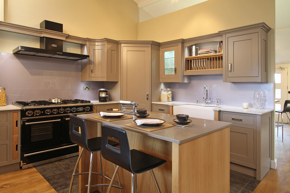 Foto de cocina actual con fregadero sobremueble y barras de cocina