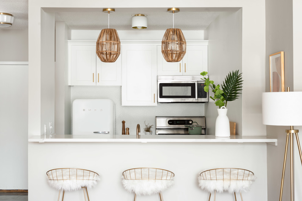 Foto de cocina clásica renovada con armarios estilo shaker, puertas de armario blancas, salpicadero blanco, salpicadero con mosaicos de azulejos y electrodomésticos blancos