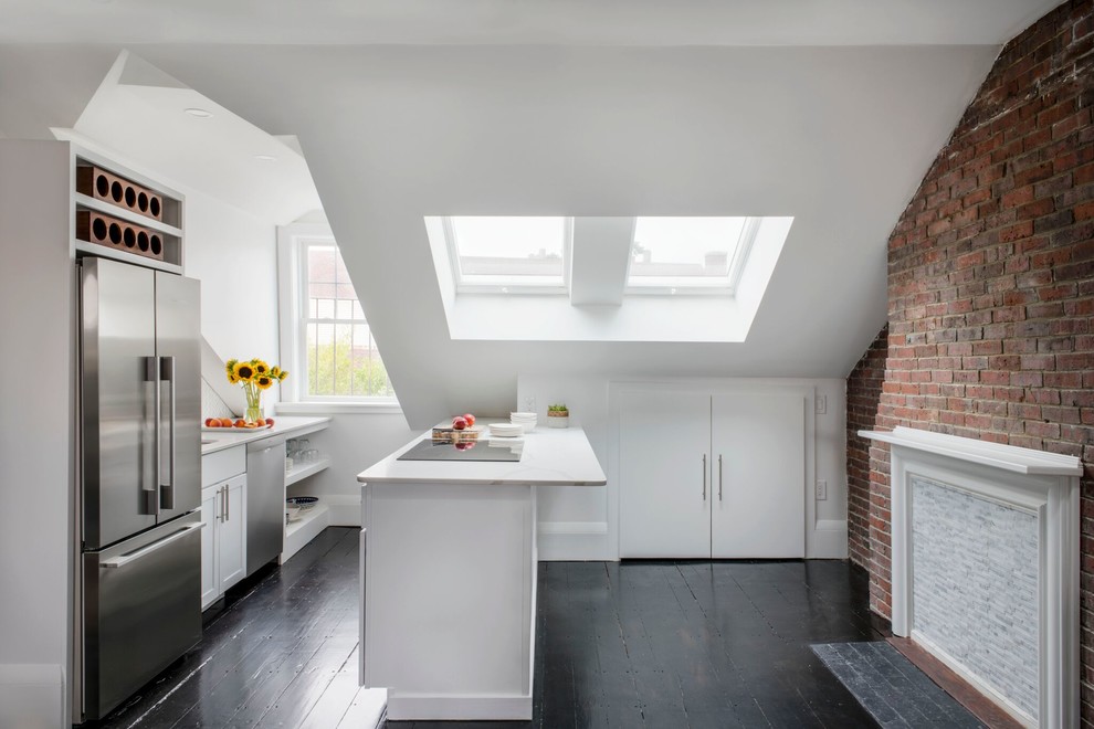 Idéer för ett litet skandinaviskt vit kök, med en undermonterad diskho, vita skåp, bänkskiva i kvarts, vitt stänkskydd, stänkskydd i marmor, rostfria vitvaror, mörkt trägolv, en köksö och svart golv