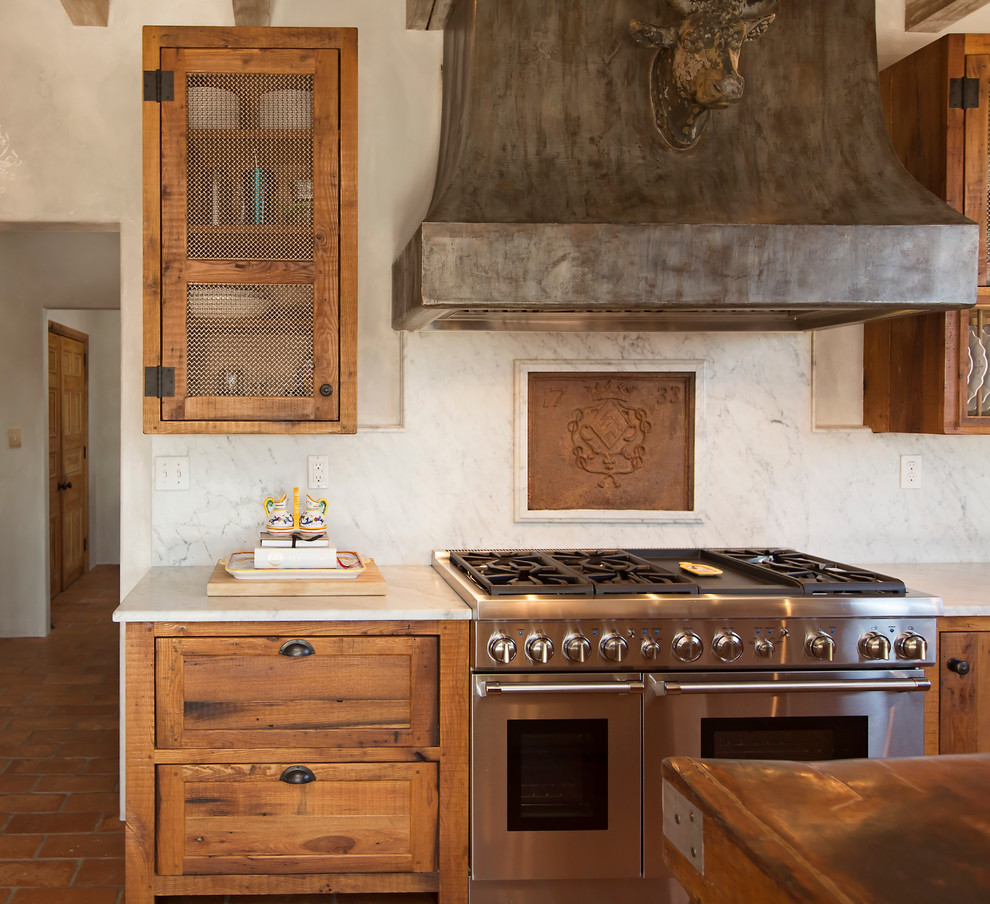 Exempel på ett mellanstort lantligt vit vitt kök, med en rustik diskho, skåp i shakerstil, skåp i slitet trä, marmorbänkskiva, vitt stänkskydd, stänkskydd i sten, integrerade vitvaror, klinkergolv i terrakotta, en köksö och rött golv