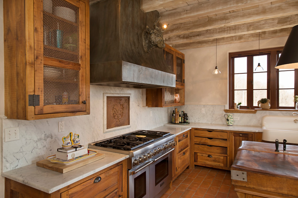 Inspiration för mellanstora lantliga vitt kök, med en rustik diskho, skåp i shakerstil, skåp i slitet trä, marmorbänkskiva, vitt stänkskydd, stänkskydd i sten, integrerade vitvaror, klinkergolv i terrakotta, en köksö och rött golv