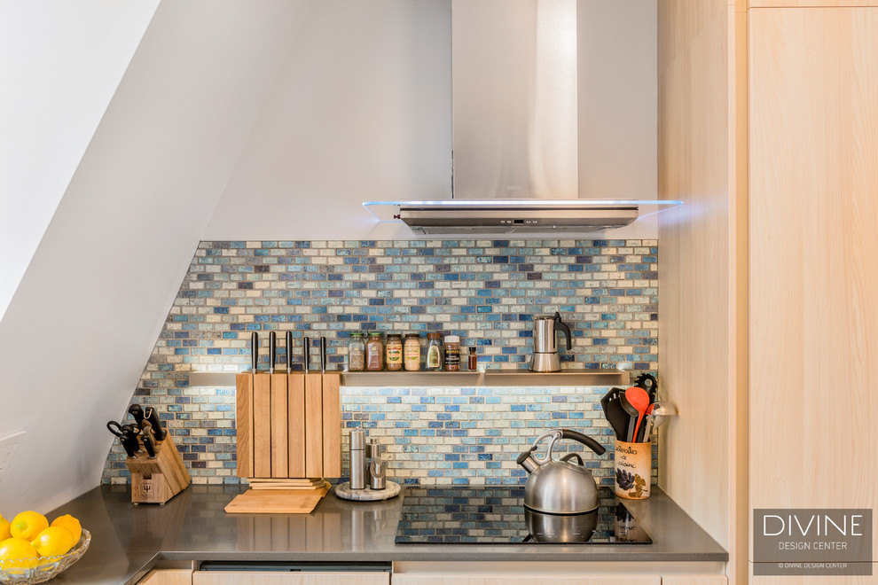 Modern inredning av ett litet kök, med en undermonterad diskho, släta luckor, skåp i ljust trä, bänkskiva i kvarts, flerfärgad stänkskydd, stänkskydd i mosaik, rostfria vitvaror, skiffergolv, en halv köksö och flerfärgat golv