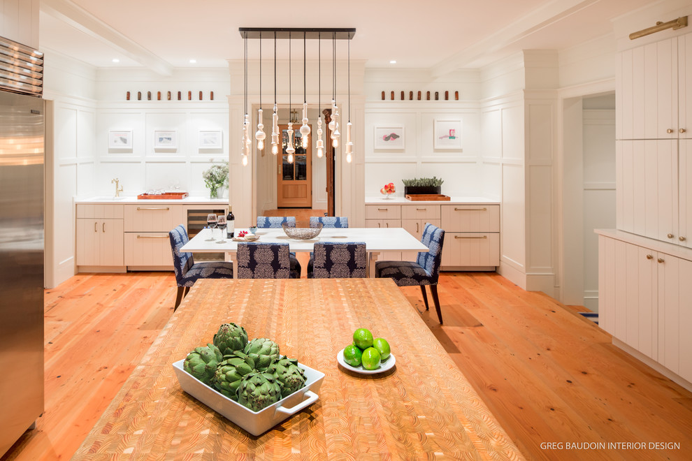 Exempel på ett stort modernt brun brunt kök, med vita skåp, träbänkskiva, vitt stänkskydd, stänkskydd i trä, rostfria vitvaror, mellanmörkt trägolv, en köksö, brunt golv, en undermonterad diskho och släta luckor