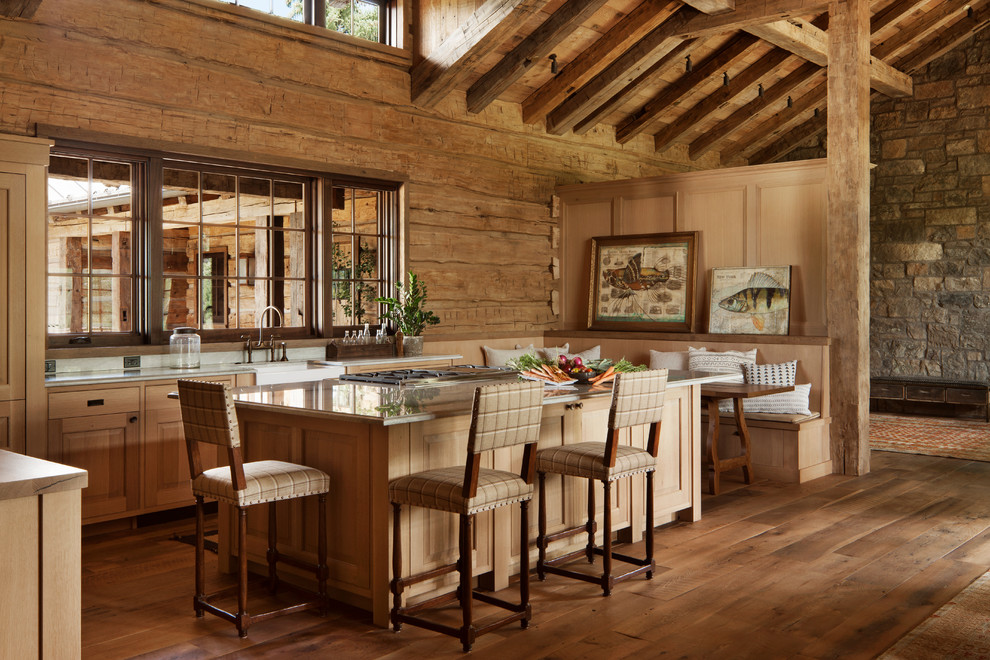 Foto di un cucina con isola centrale stile rurale con lavello stile country, ante in stile shaker, ante in legno scuro, paraspruzzi in legno e pavimento in legno massello medio