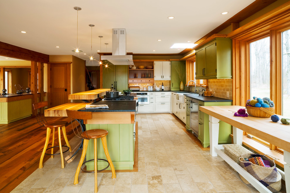 Inspiration för rustika l-kök, med en rustik diskho, skåp i shakerstil, gröna skåp, beige stänkskydd, en köksö och beiget golv