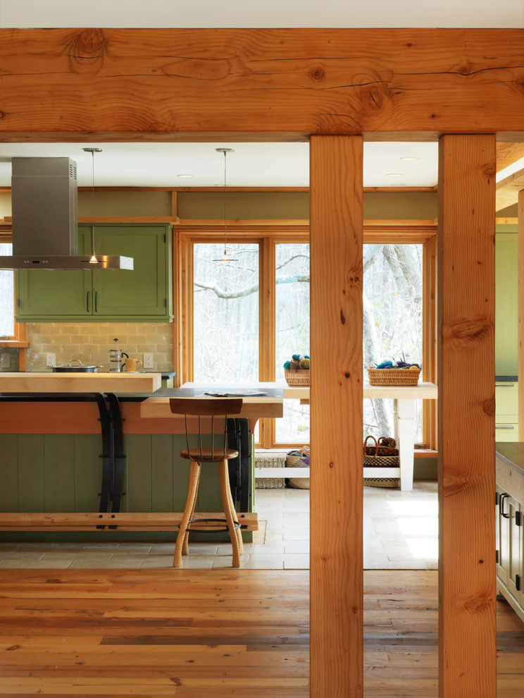 Idéer för ett stort rustikt kök, med en rustik diskho, luckor med infälld panel, gröna skåp, grått stänkskydd, stänkskydd i keramik, rostfria vitvaror, klinkergolv i keramik och en köksö