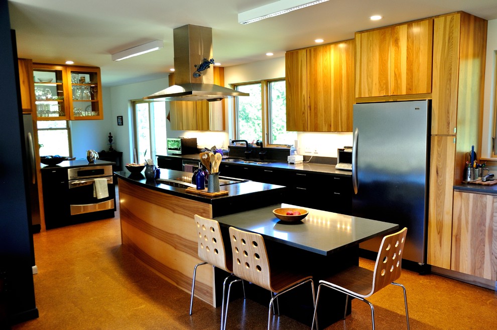 Foto di un cucina con isola centrale design con ante lisce e ante in legno scuro