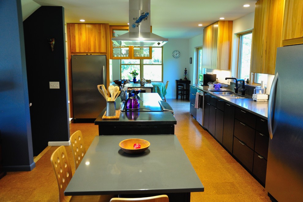 Foto de cocina contemporánea con armarios con paneles lisos, puertas de armario de madera oscura y una isla