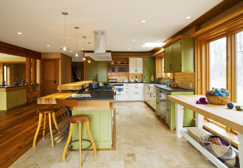 На фото: кухня в стиле фьюжн с зелеными фасадами