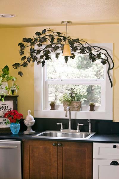 Esempio di una piccola cucina classica con lavello a vasca singola, ante in stile shaker, ante gialle, paraspruzzi nero, elettrodomestici in acciaio inossidabile e pavimento in bambù