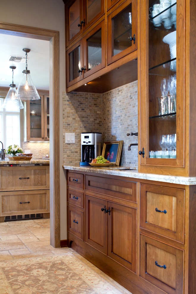 Foto de cocina clásica con armarios tipo vitrina, salpicadero con mosaicos de azulejos, puertas de armario de madera oscura y salpicadero multicolor
