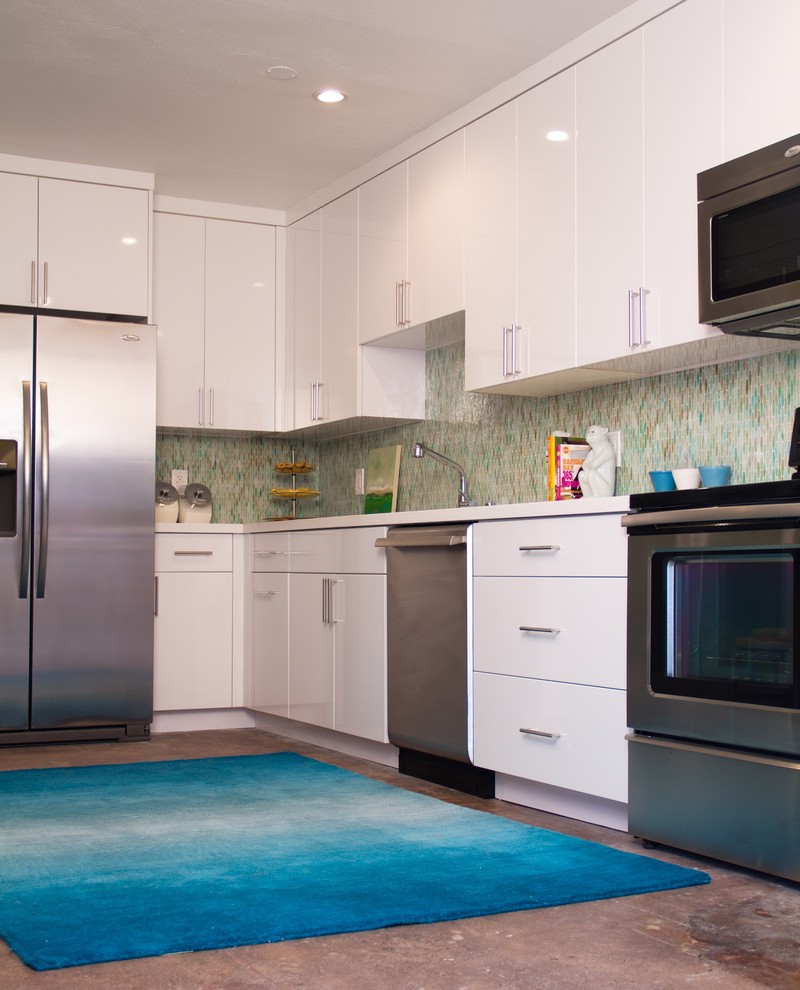 ロサンゼルスにあるコンテンポラリースタイルのおしゃれなキッチン (シルバーの調理設備) の写真