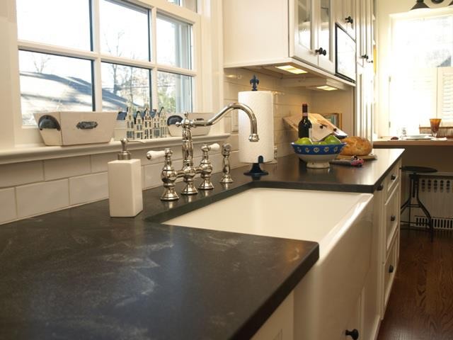 Elegant kitchen photo in Newark