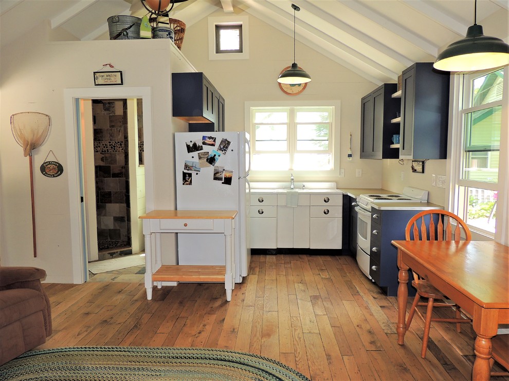 Idéer för att renovera ett litet rustikt kök, med en integrerad diskho, skåp i shakerstil, blå skåp, laminatbänkskiva och mellanmörkt trägolv