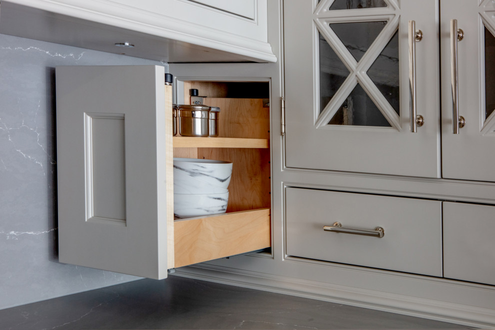 Bild på ett mellanstort, avskilt vintage vit vitt l-kök, med en undermonterad diskho, luckor med profilerade fronter, vita skåp, bänkskiva i kvarts, grått stänkskydd, rostfria vitvaror, tegelgolv, en köksö och flerfärgat golv