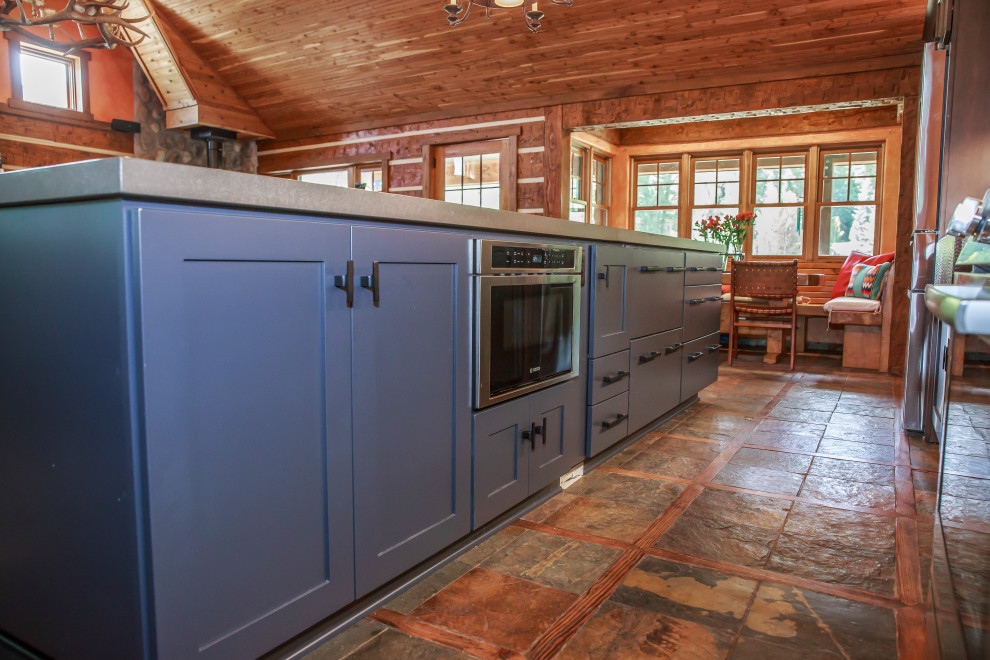 Immagine di una cucina stile rurale di medie dimensioni con lavello stile country, ante in stile shaker, top in quarzo composito e elettrodomestici in acciaio inossidabile