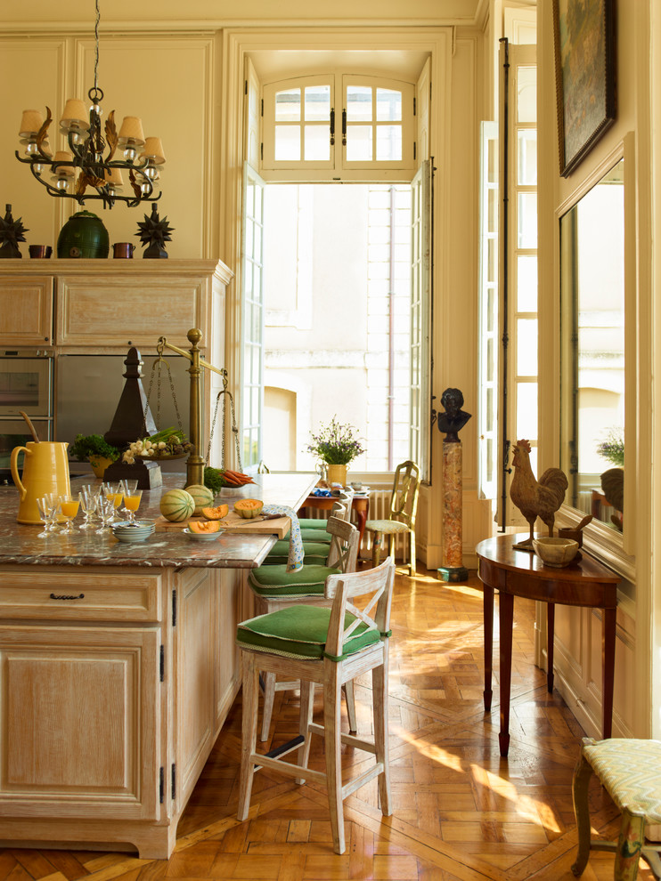 Inspiration for a classic kitchen in Los Angeles.
