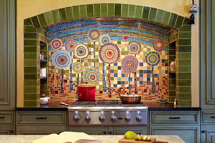 Esempio di una grande cucina eclettica con lavello stile country, ante con bugna sagomata, ante verdi, pavimento in terracotta e pavimento arancione