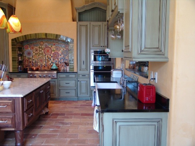 Inspiration för stora eklektiska kök och matrum, med en rustik diskho, luckor med upphöjd panel, gröna skåp, flerfärgad stänkskydd, stänkskydd i mosaik, klinkergolv i terrakotta, en köksö och orange golv