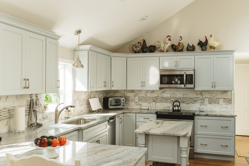 Idéer för ett avskilt, mellanstort klassiskt flerfärgad l-kök, med en enkel diskho, luckor med infälld panel, grå skåp, granitbänkskiva, grått stänkskydd, stänkskydd i marmor, rostfria vitvaror, mellanmörkt trägolv, en halv köksö och brunt golv