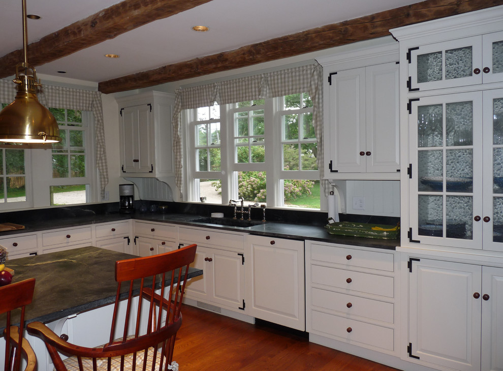 Kitchen - country kitchen idea in Baltimore