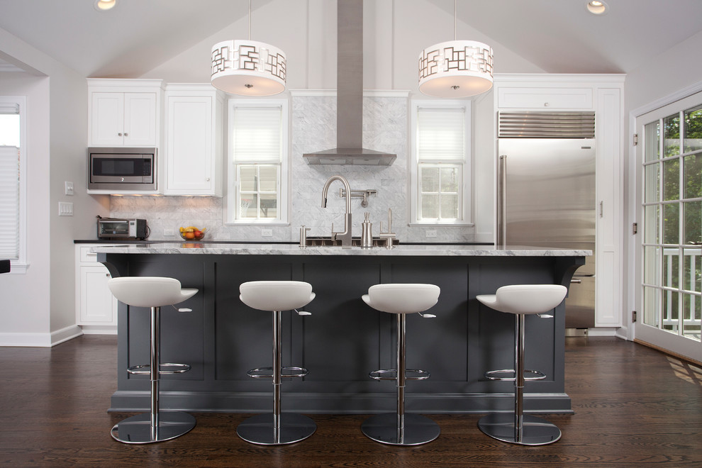 Zweizeilige Klassische Küche mit Schrankfronten im Shaker-Stil, weißen Schränken, Küchenrückwand in Grau, Küchengeräten aus Edelstahl, dunklem Holzboden und Kücheninsel in New York