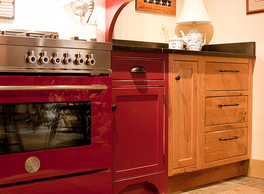 Foto på ett stort lantligt kök, med en rustik diskho, skåp i shakerstil, skåp i slitet trä, bänkskiva i täljsten, vitt stänkskydd, färgglada vitvaror och klinkergolv i keramik