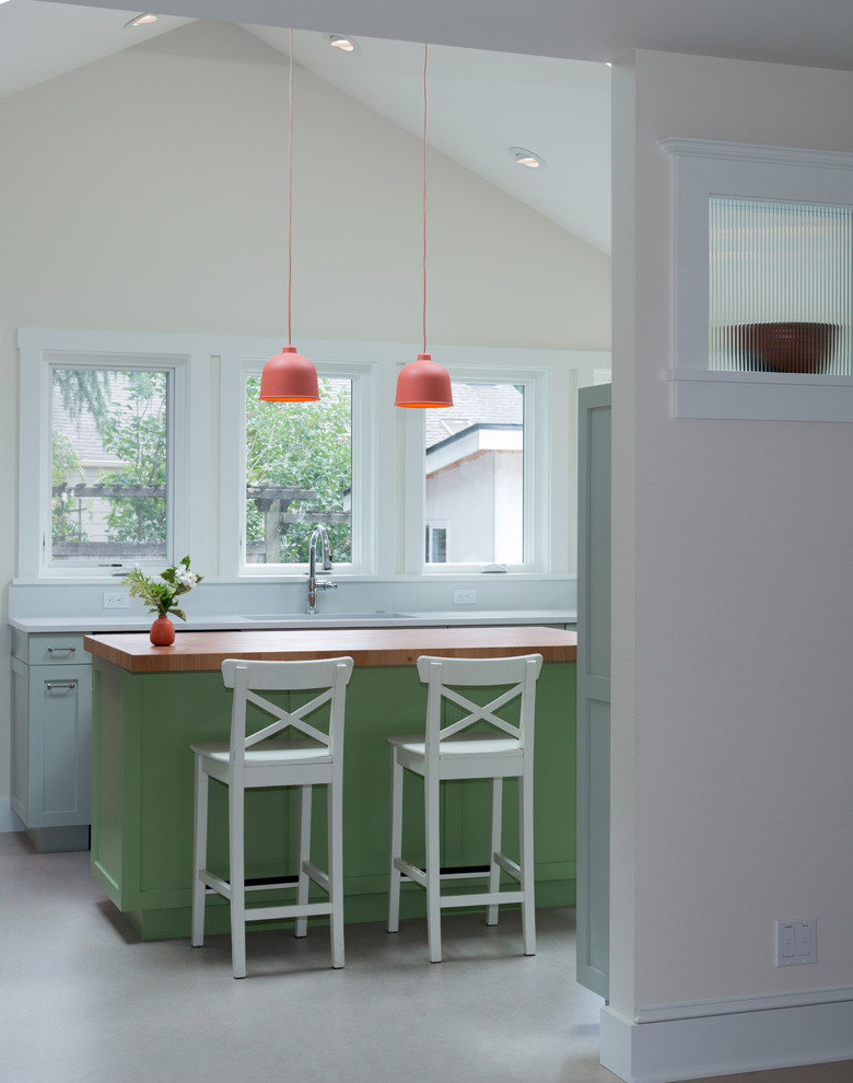 Foto di un cucina con isola centrale nordico con ante in stile shaker e pavimento in linoleum