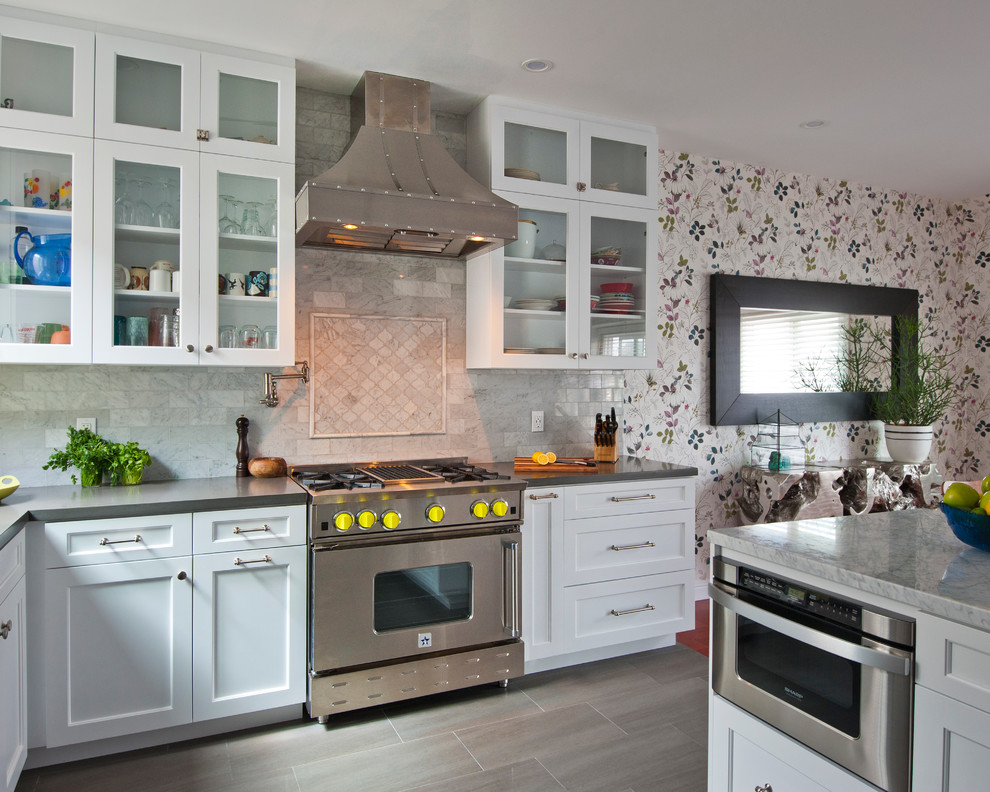 サンフランシスコにあるトラディショナルスタイルのおしゃれなキッチン (黄色いキャビネット、シルバーの調理設備) の写真