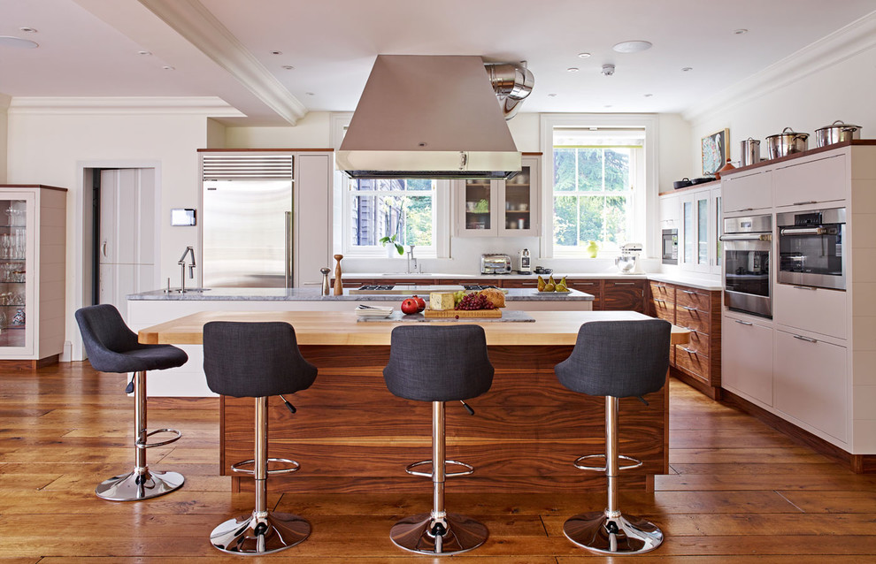 Foto di una cucina di medie dimensioni con ante lisce, ante in legno bruno, top in legno, pavimento in legno massello medio e pavimento marrone