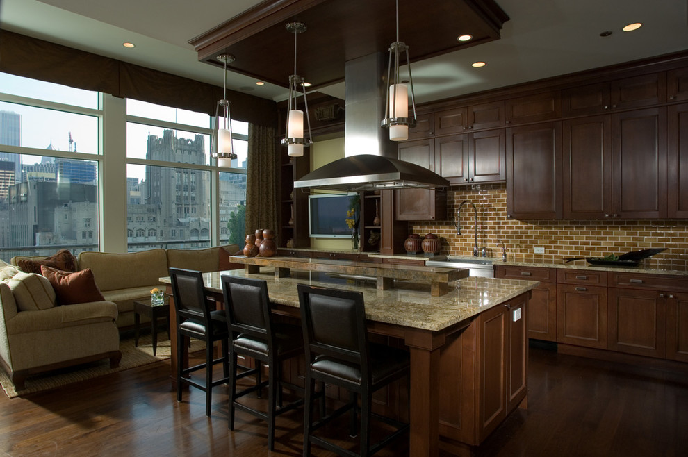 Стильный дизайн: кухня-гостиная в современном стиле с коричневым фартуком, фартуком из плитки кабанчик и барной стойкой - последний тренд