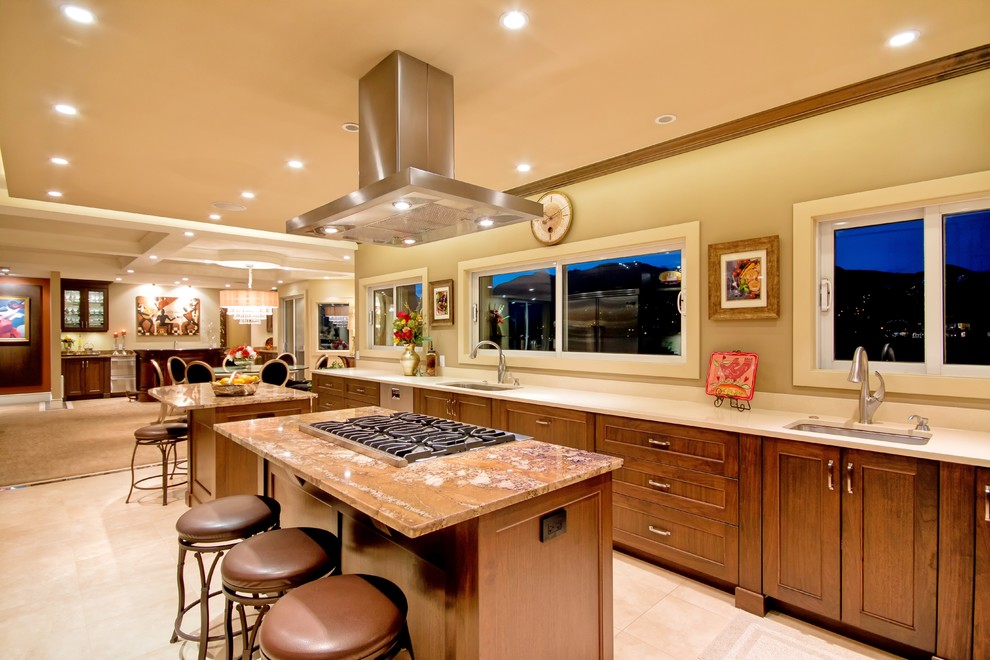 Cette photo montre une grande cuisine ouverte chic en bois foncé avec un placard à porte shaker, un plan de travail en quartz modifié et 2 îlots.