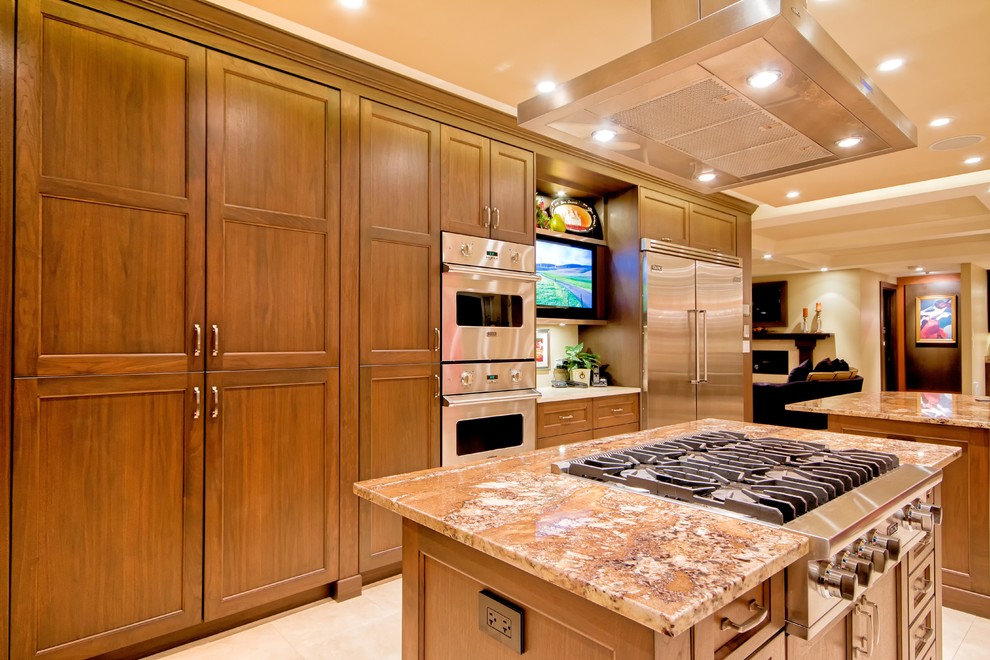 Immagine di una grande cucina ad ambiente unico classica con ante in stile shaker, ante in legno bruno, top in granito, elettrodomestici in acciaio inossidabile e pavimento in gres porcellanato