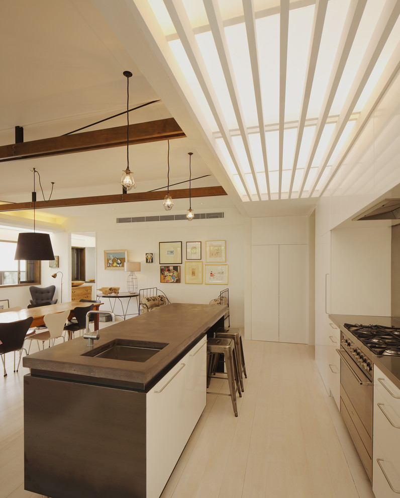 Стильный дизайн: кухня в современном стиле с врезной мойкой, столешницей из бетона и островом - последний тренд
