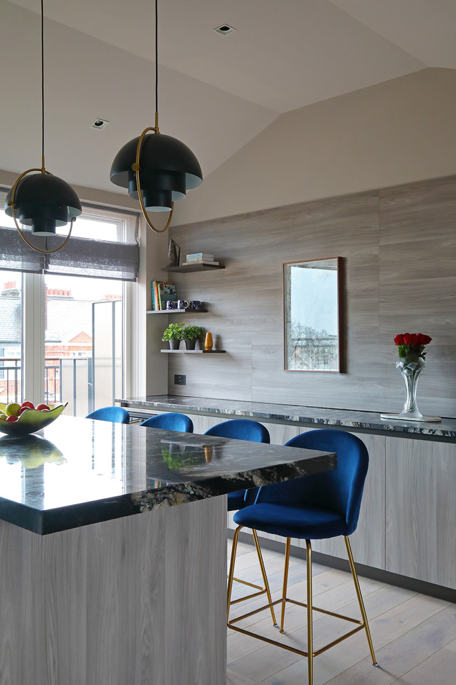 Moderne Wohnküche mit Kücheninsel in London