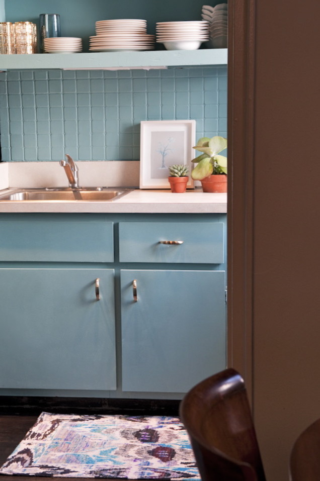Immagine di una cucina minimal con nessun'anta, ante blu, lavello da incasso e paraspruzzi blu