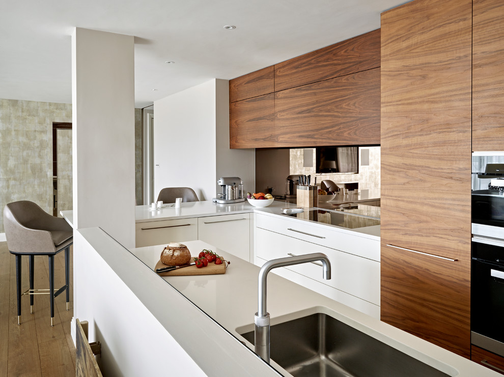 Imagen de cocina contemporánea con suelo de madera en tonos medios